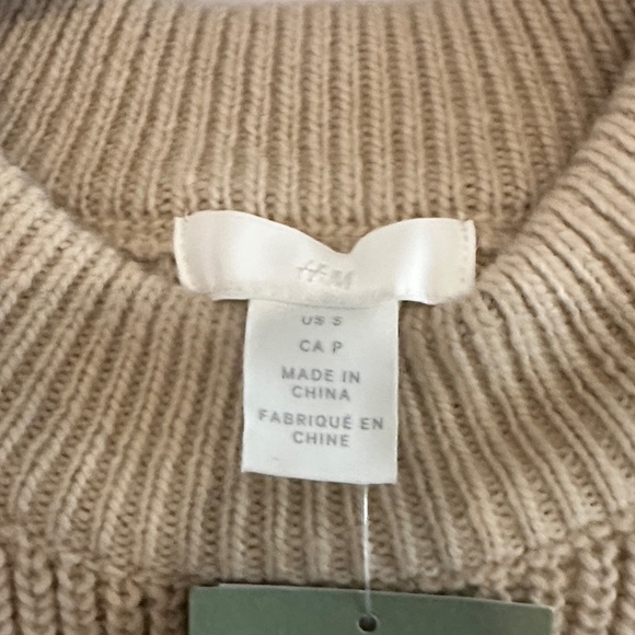 H&M Women’s Tan Sweater Vest - Picture 2 of 3